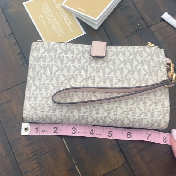 Michael Kors Cream Monogram Phone Pocket Wallet 🤩🤩🤩 - Picture 8 of 9